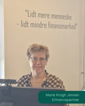 Marie Krogh Jensen sidder ved sit skrivebord