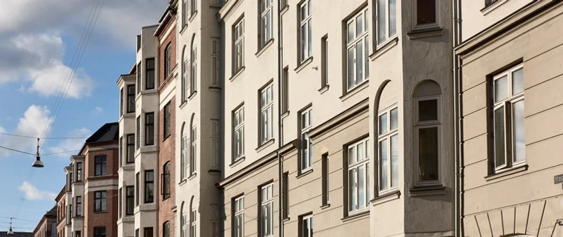 Lejlighed udefra med skyer og himmel