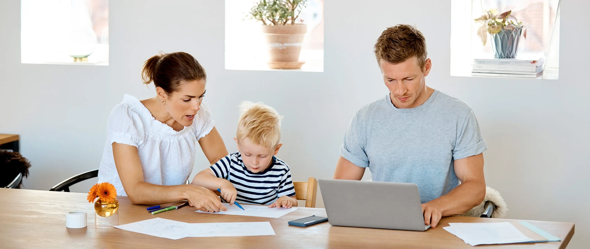 Mand Ved Pc Familie Køkkenbord