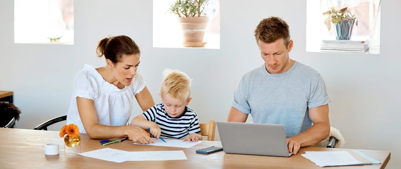 Mand Ved Pc Familie Køkkenbord