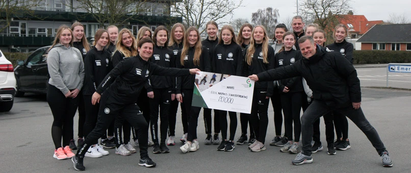gymnaster fra Lille Næstved Teamgym, trænerne Stine og Allan samt souschef i Sparekassen Sjælland-Fyn i Næstved, Kenneth Henriksen.
