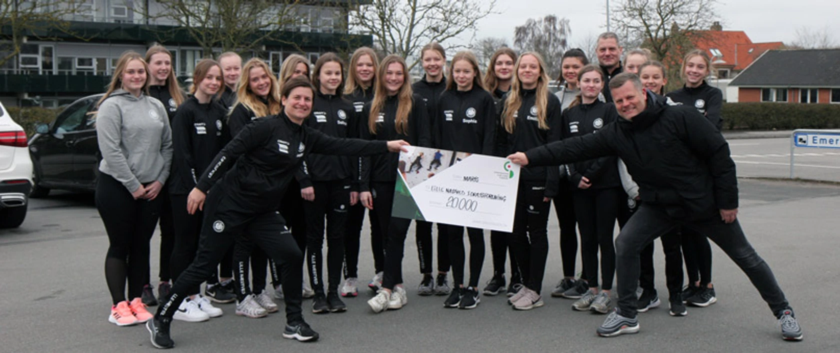 gymnaster fra Lille Næstved Teamgym, trænerne Stine og Allan samt souschef i Sparekassen Sjælland-Fyn i Næstved, Kenneth Henriksen.