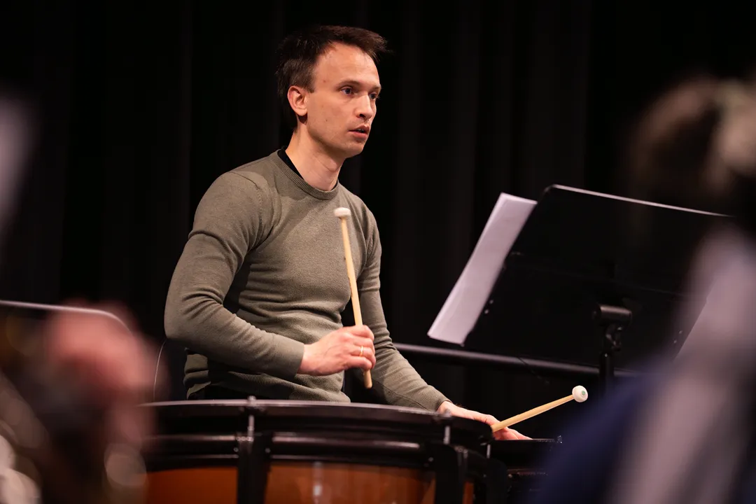 2026_Talent Holbæk_Komponist August_Mand spiller trommer