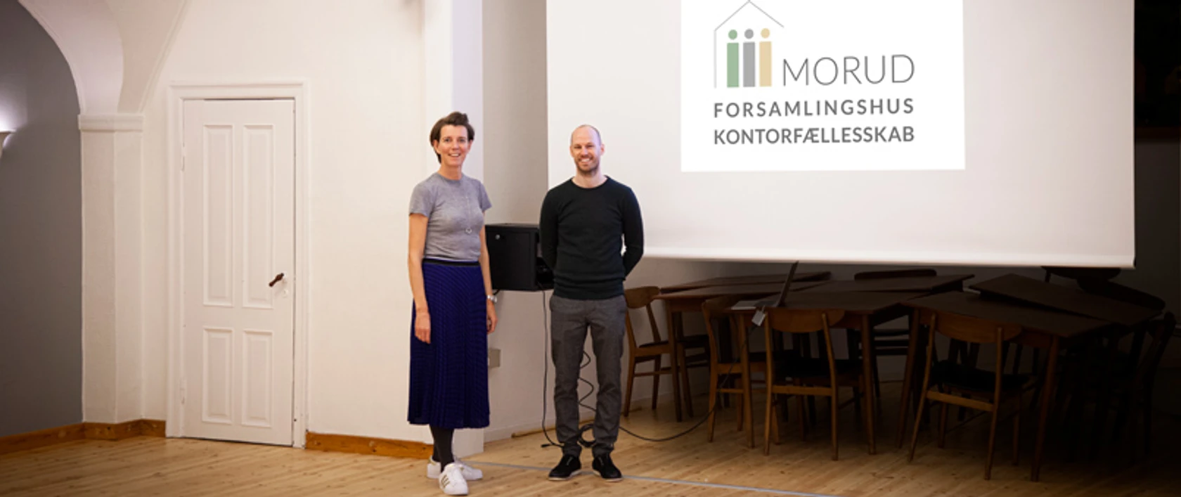 På billedet ses formand for støtteforeningen for Morud Forsamlingshus, Marie Holmgaard Søvsø, og filialdirektør i Sparekassen Sjælland-Fyn i Odense Nord, Rasmus Grundsøe Petersen.