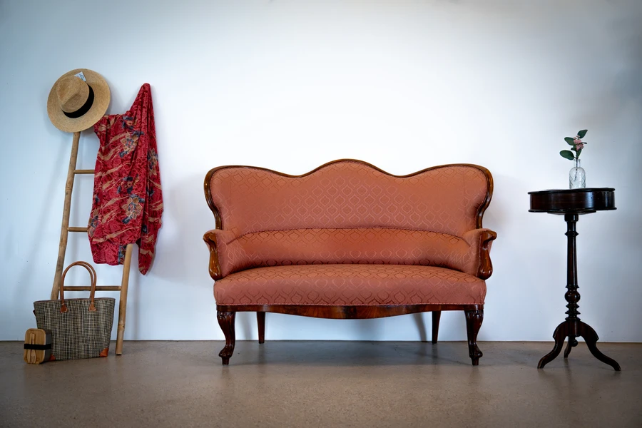Sofaen fra Badehotellet er udstillet på Oplevelsescenter Nyvang