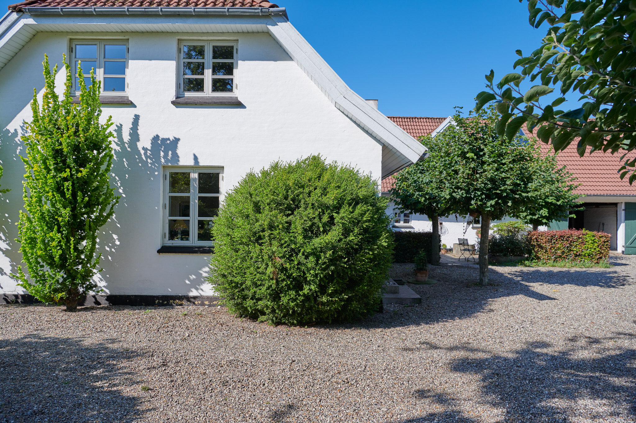 Hvidt hus med forhave
