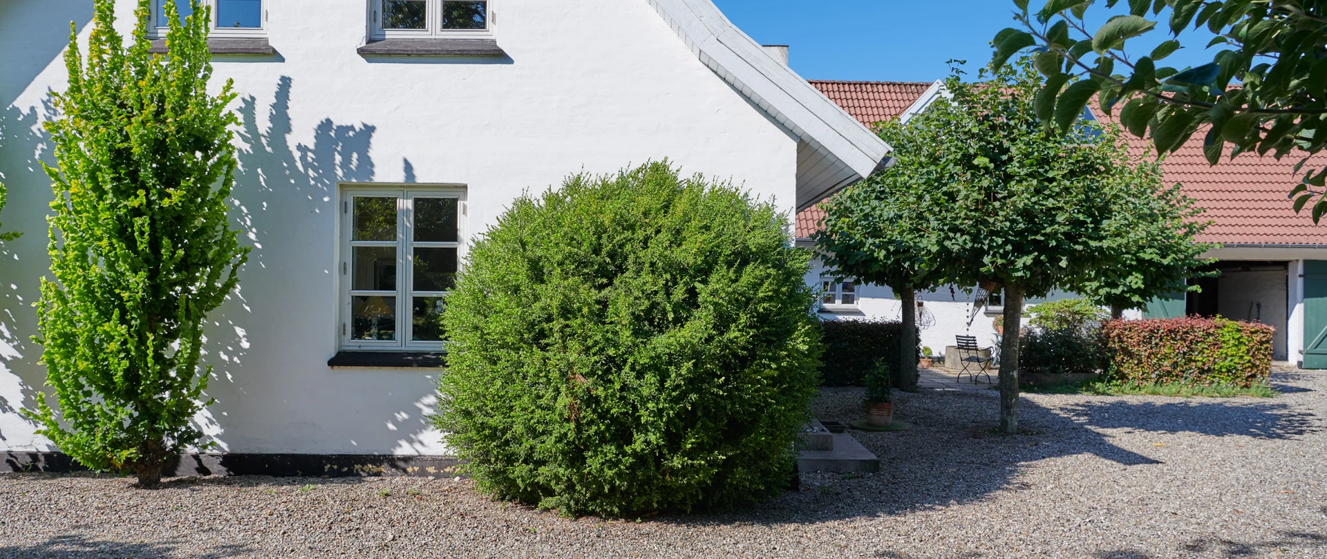 Hvidt hus med forhave