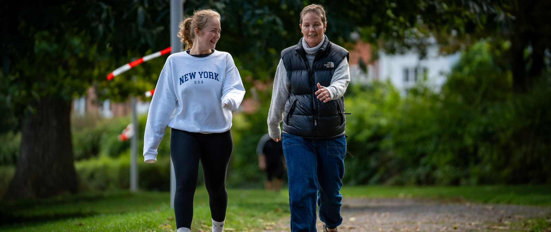 Louise og Nanna går 5 km til fordel for kræftforskning.