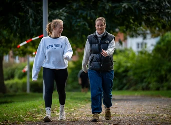 Louise og Nanna gik 5 km til gåeventet