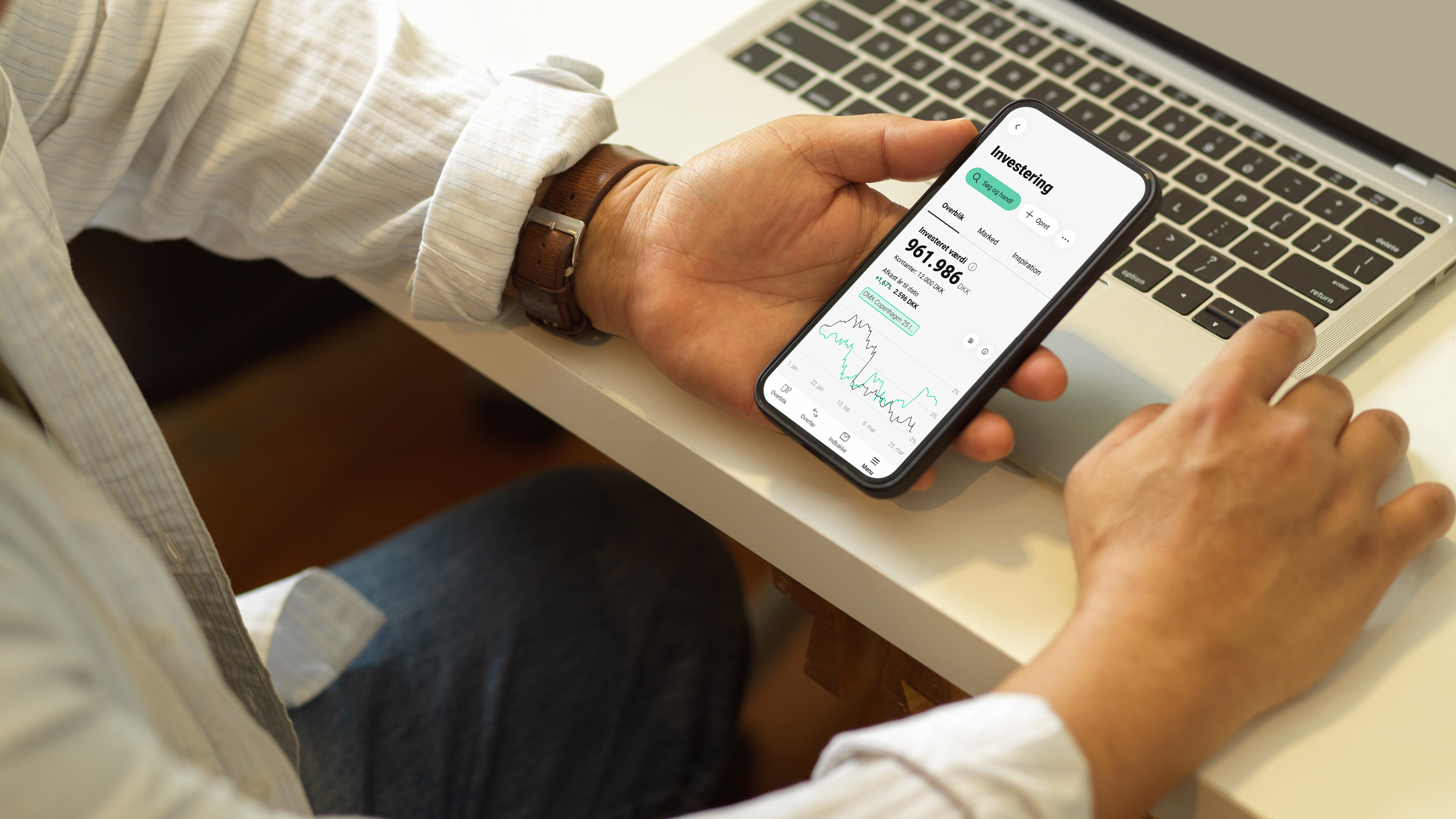 SJF Banks Mobilbank i en hånd