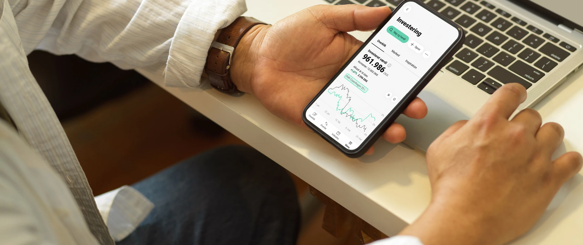 SJF Banks Mobilbank i en hånd