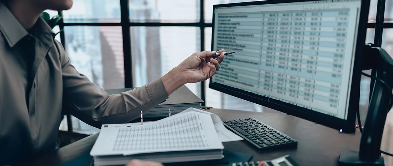 Medarebjder der arbejder med e-conomic på computeren