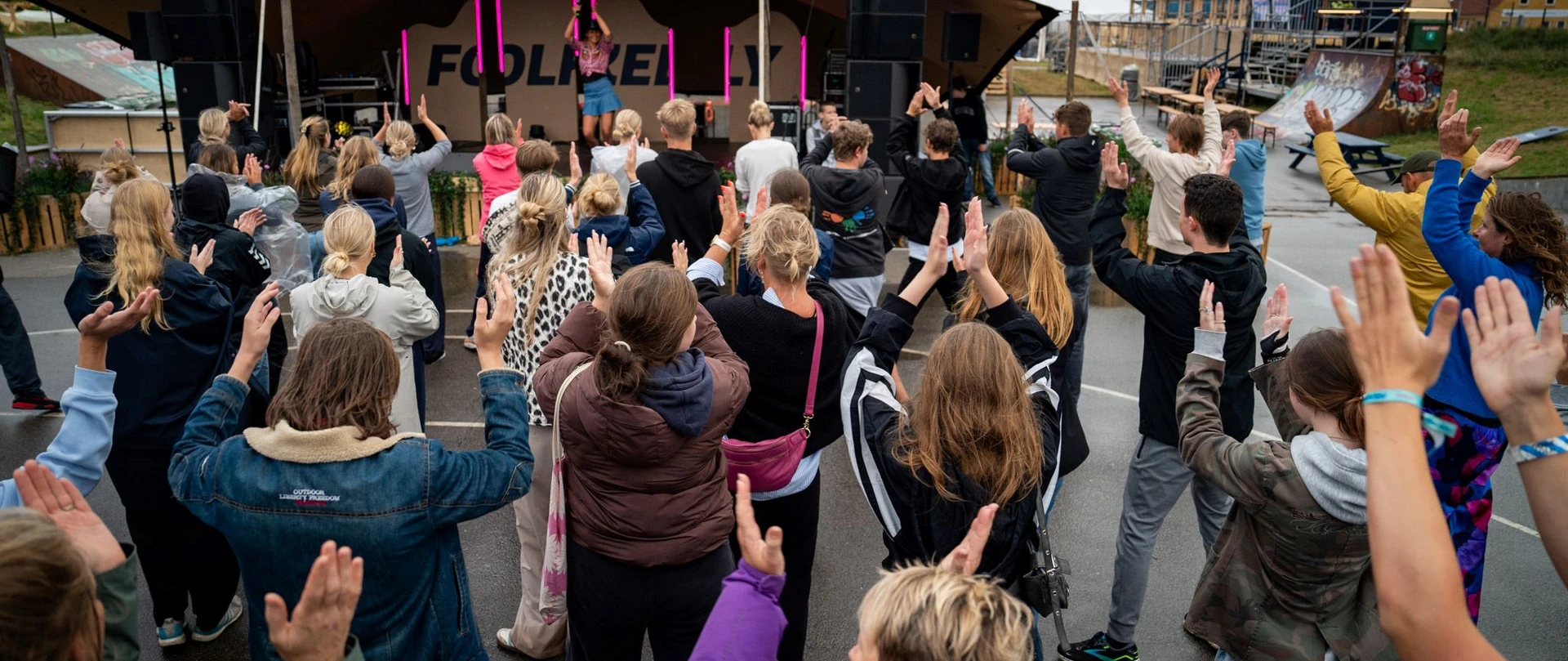 Festilvalgæster foran scenen