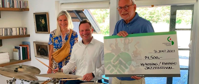 bestyrelsesmedlem i Sparekassen Sjælland Fonden Lotte Heglund, Filialdirektør for Sparekassen Sjælland-Fyn i Odsherred Flemming Andersen og Formand for Nykøbing Rørvig Jazzfestival Knud Skriver.