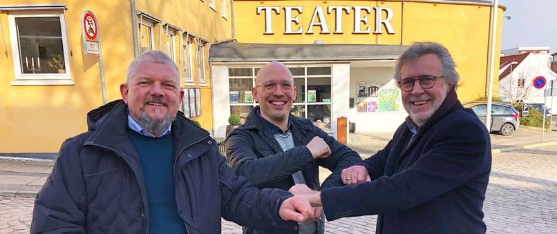 formand for Sjælland Teaters bestyrelse, Hans Michael Larsen, administrerende direktør for Sjællands Teater, Kristoffer Møller Hansen, og næstformand i Sparekassen Sjælland Fonden, Thomas Kullegaard.