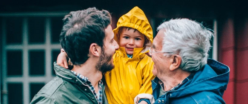 3 generationer søn, far og farfar kigger på hinanden