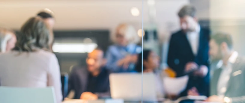Mennesker i samtale på et kontor