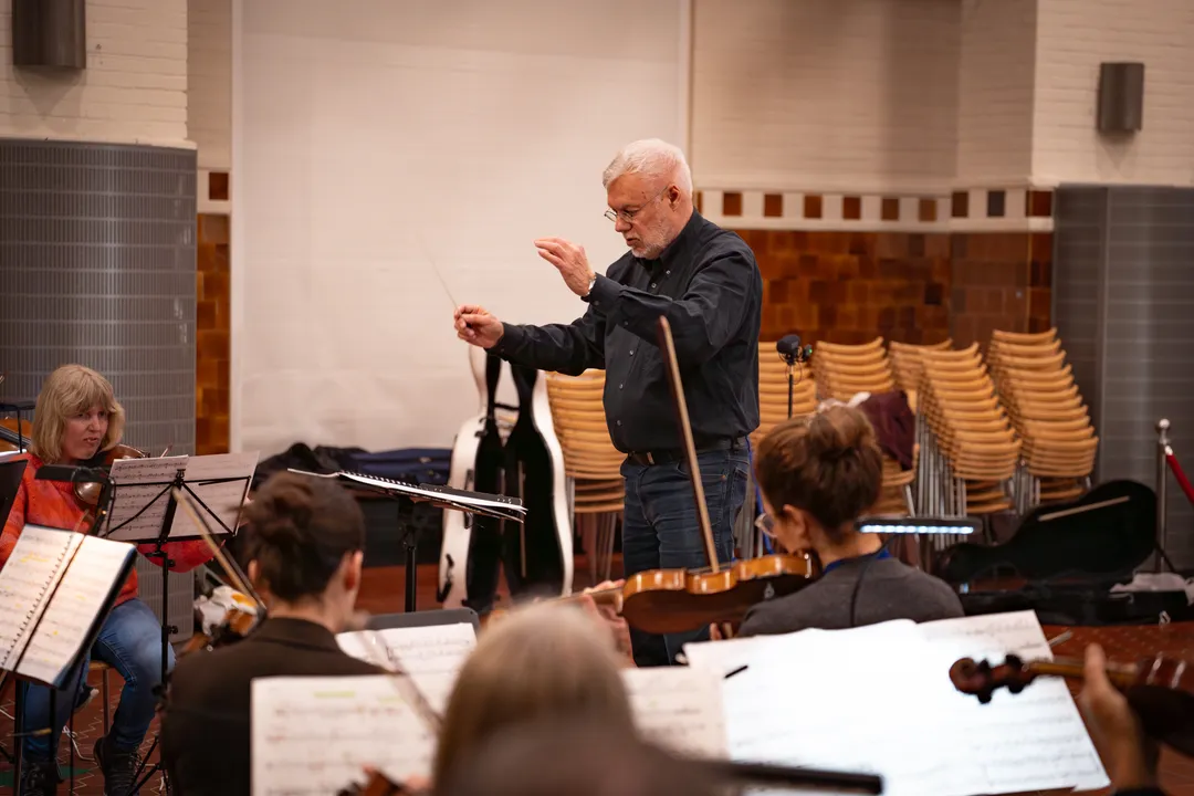 2026_Talent Holbæk_Komponist August_Dirigent fra orkester vinkel