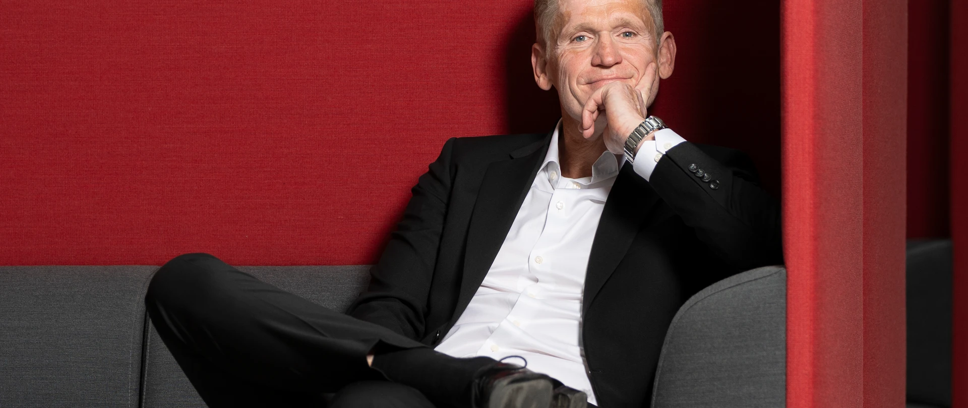 Jes Asmussen sidder i en sofa