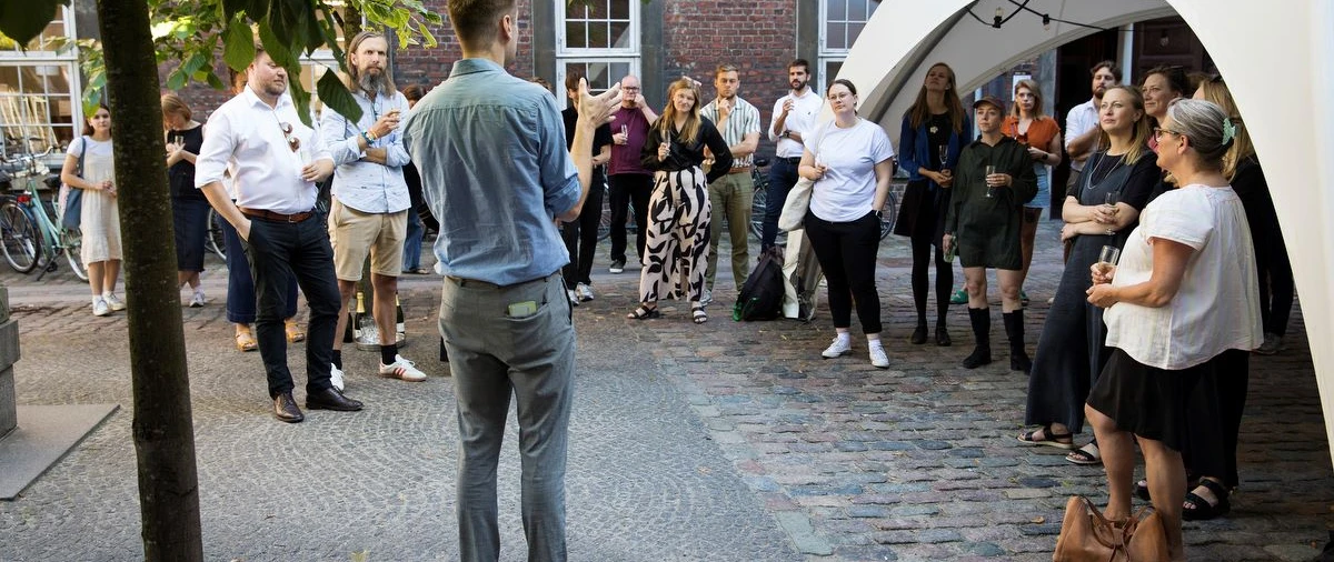 Tilhører og taler i telt på gaden