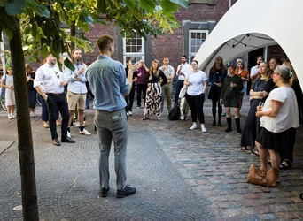 En ung mand holder tale for en forsamling af unge mennesker