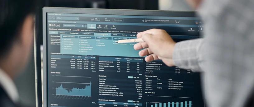 Investering_Kenn-og-Steen-ved-computer_Steen-peger_Bagfra