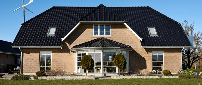Stor nybygget villa med udestue set fra haven