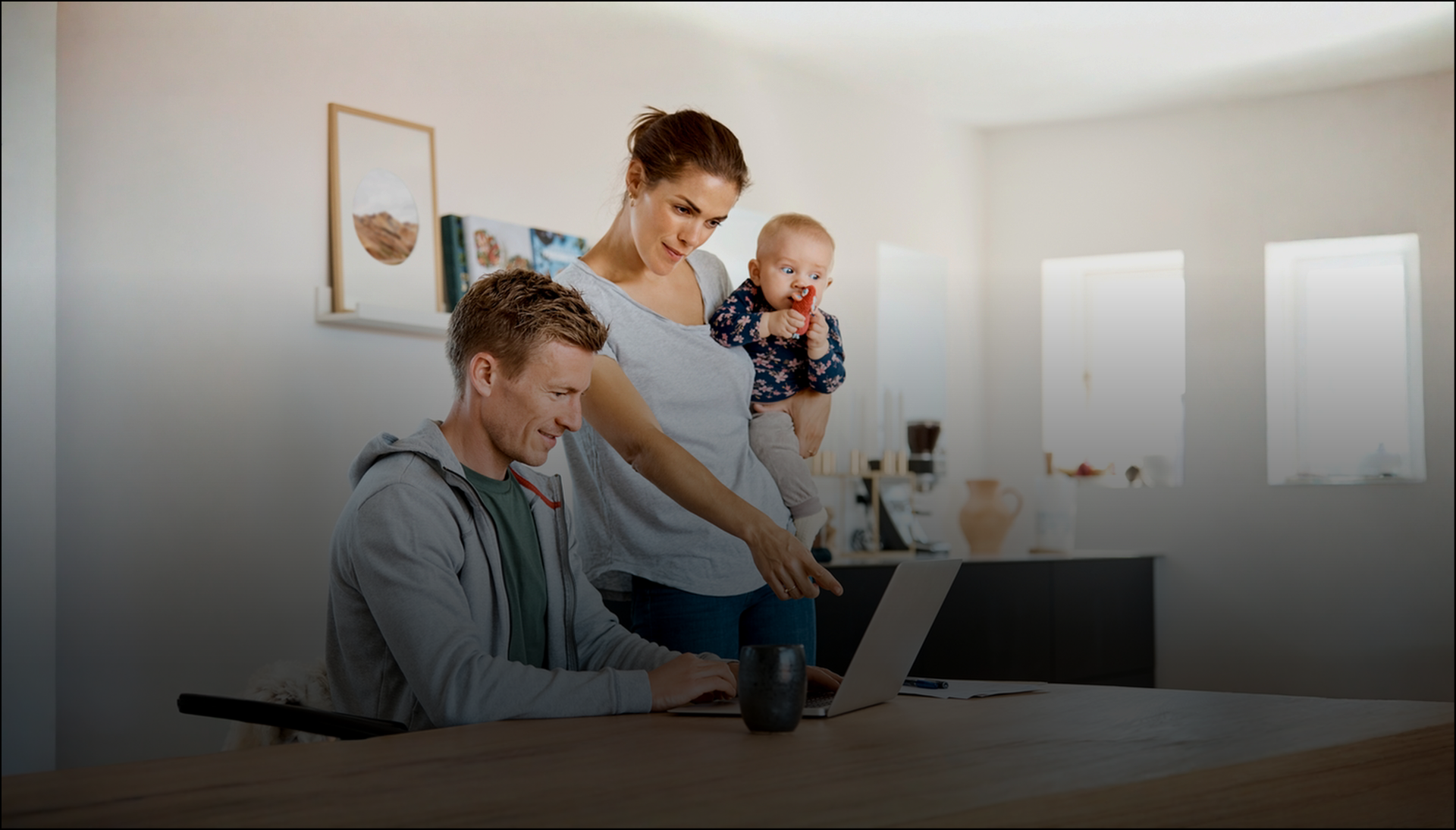 familie-computer-hjemme-privatøkonomi-selvbetjening-istock_ratio 2_1_small_gradient.png