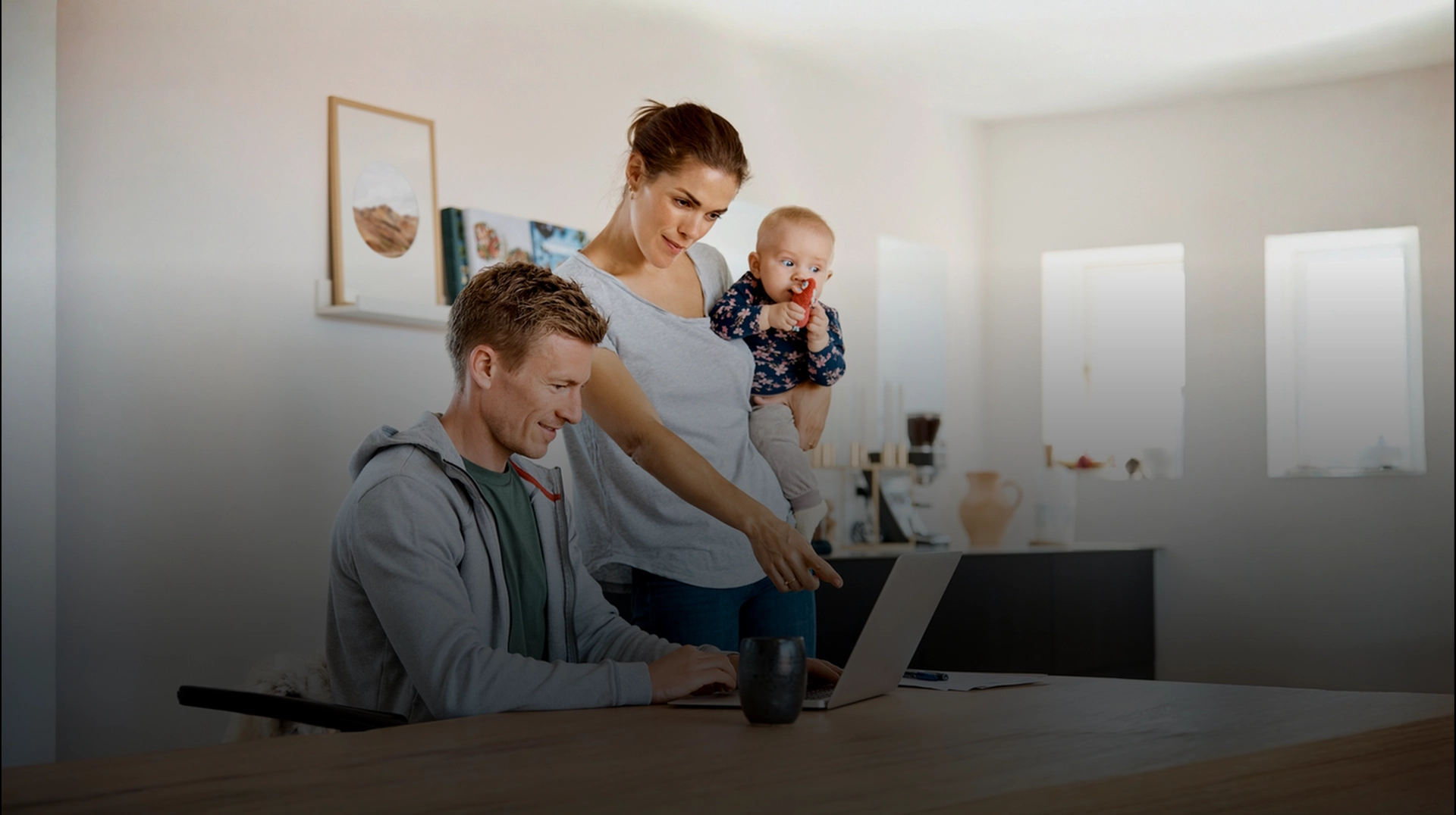 familie-computer-hjemme-privatøkonomi-selvbetjening-istock_ratio 2_1_small_gradient.png