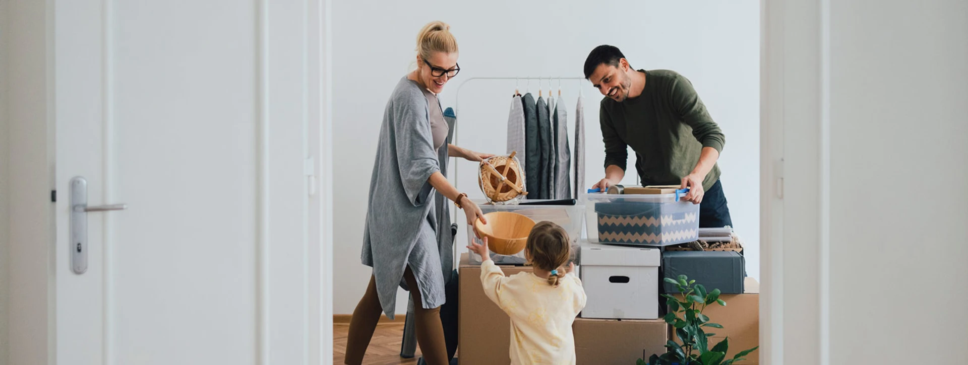 Familie flytter ind i hus