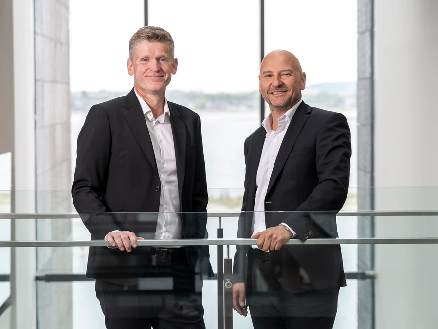 Jes Asmussen og Steen V. Grøndahl står på gangen