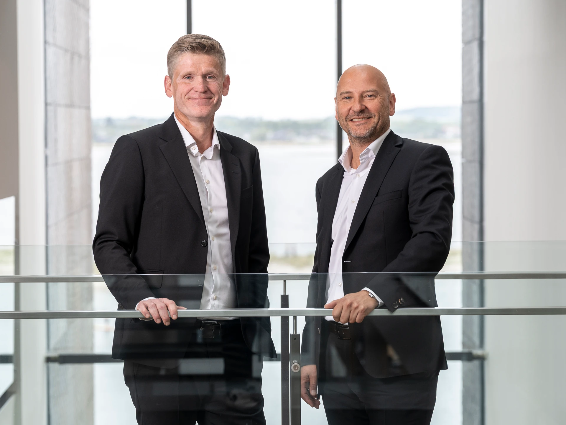 Jes Asmussen og Steen V. Grøndahl står på gangen