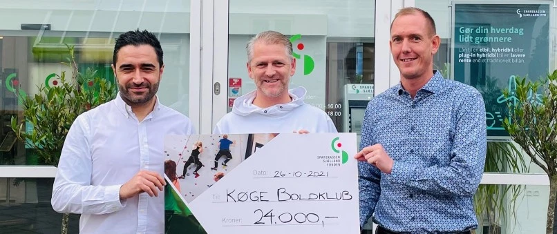 Overrækkelse af check til Køge boldklub
