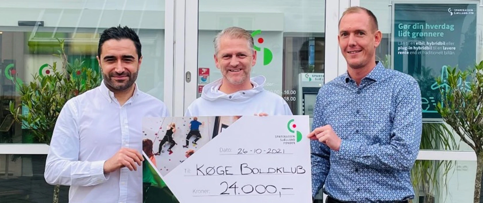 Overrækkelse af check til Køge boldklub