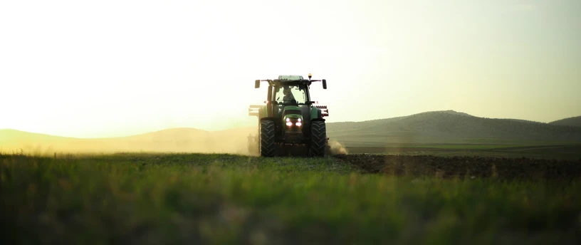 En traktor kører på en mark