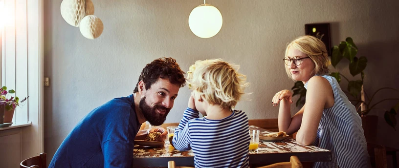 Familie i hverdagssituation i køkkenet