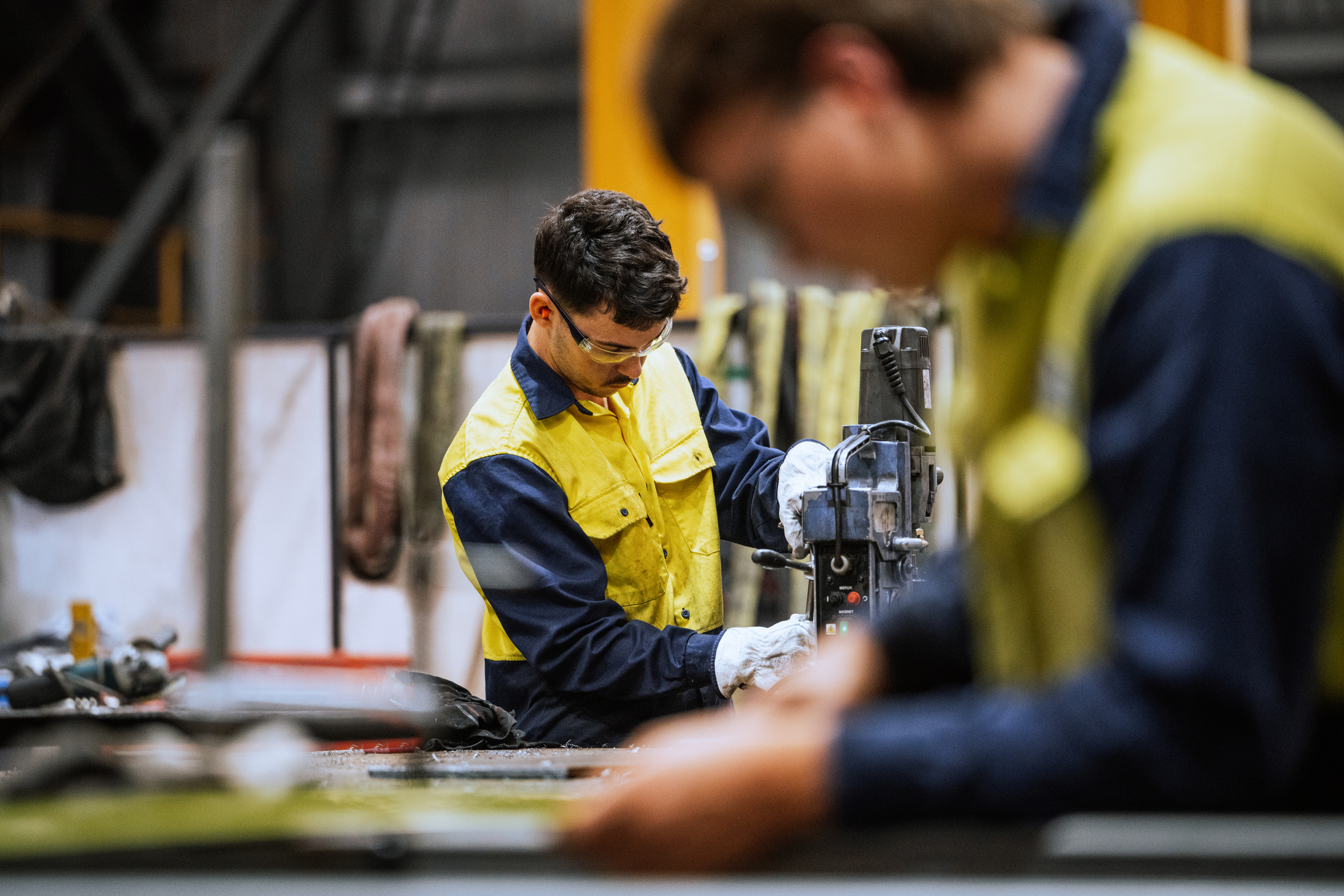 Mand der arbejder i industrien