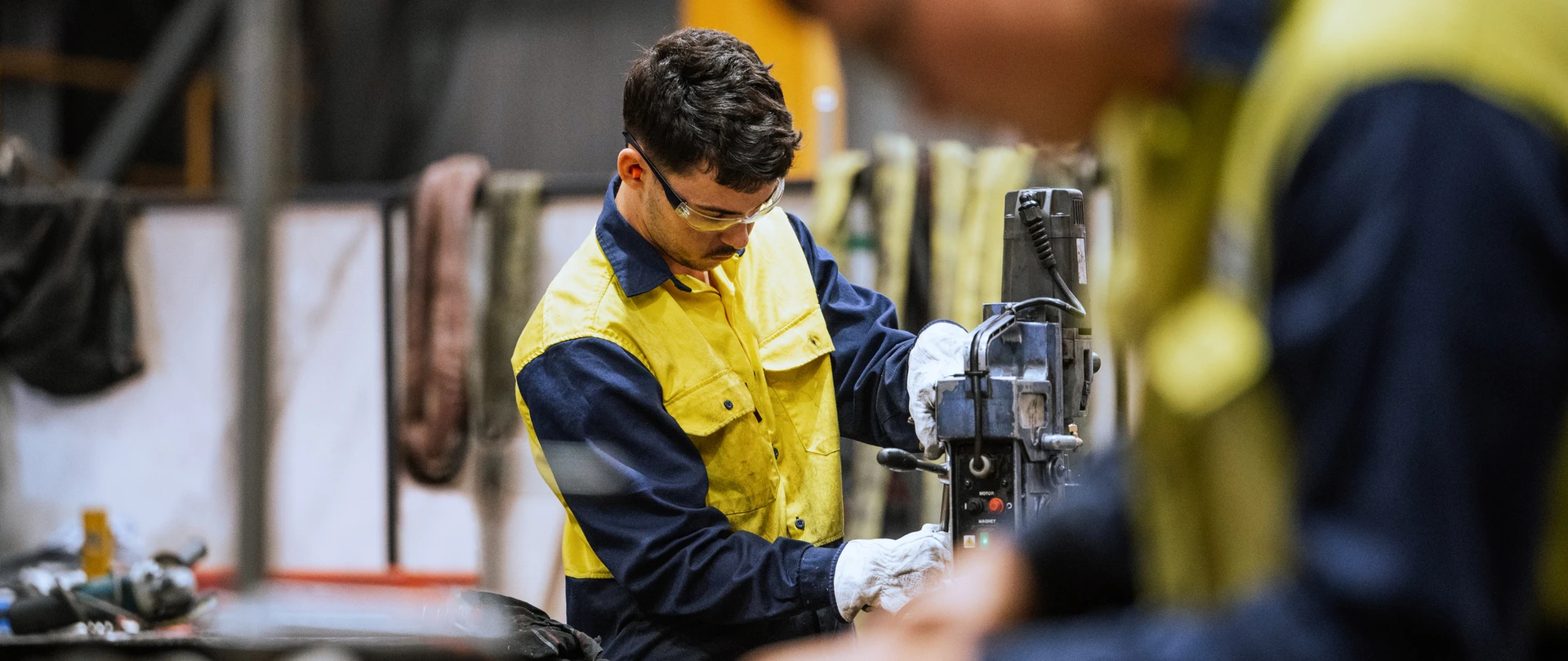 Mand der arbejder i industrien