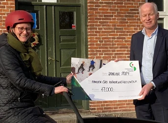 Foto-2-cykel-Signe-og-Claus-med-check