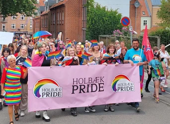 Holbæk Pride Parade går igennem byens gader med farverigt tøj og store bannere