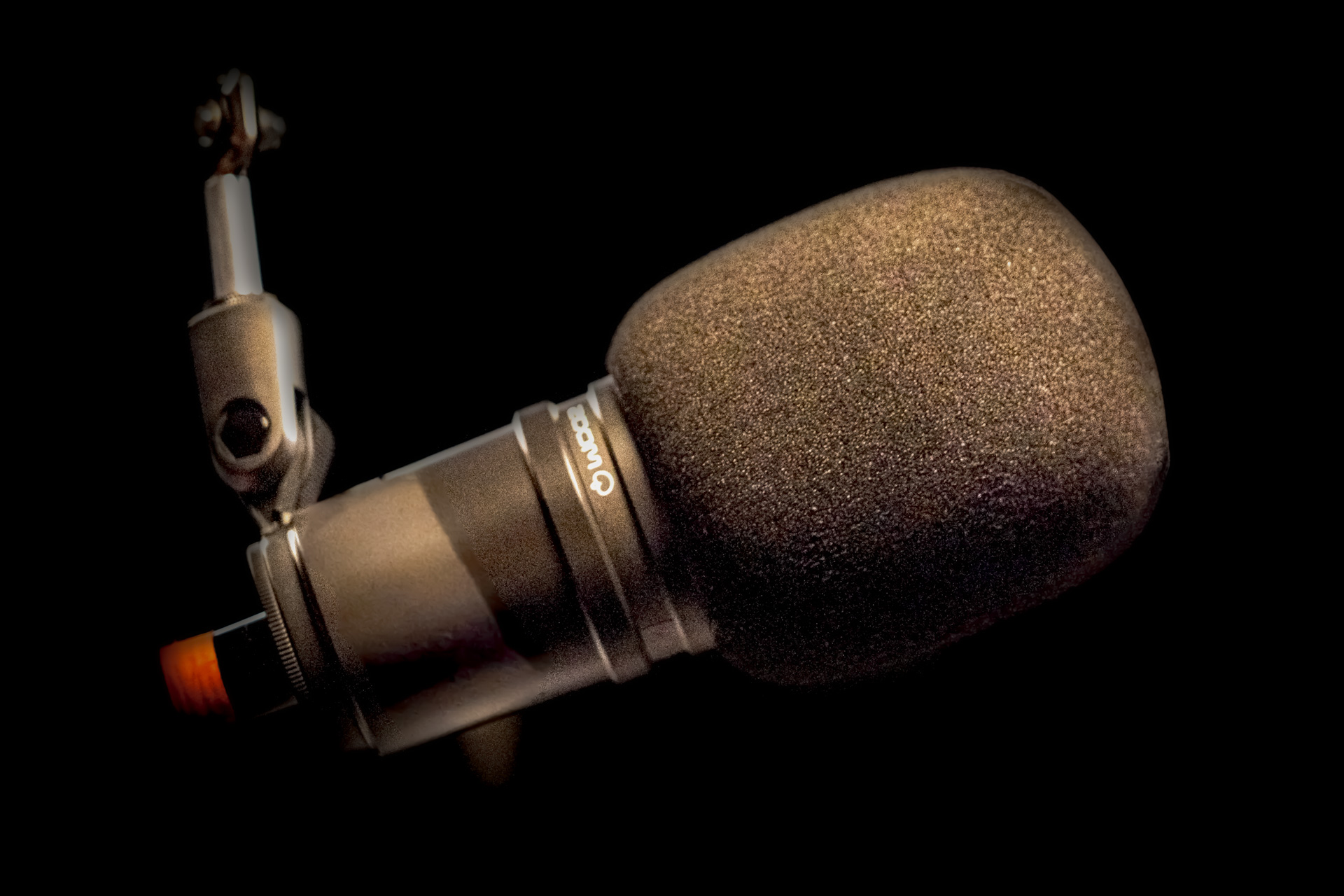 En mikrofon på stang til podcastoptagelse