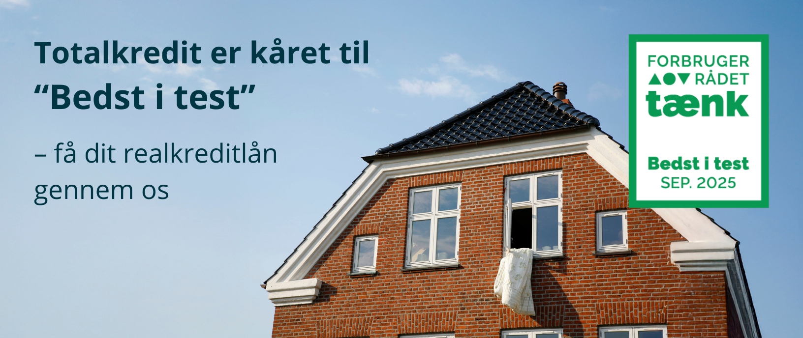 Billede af et hus med Tænks Bedst i test-stempel og teksten: Totalkredit er kåret til bedst i test - få dit realkreditlån gennem os