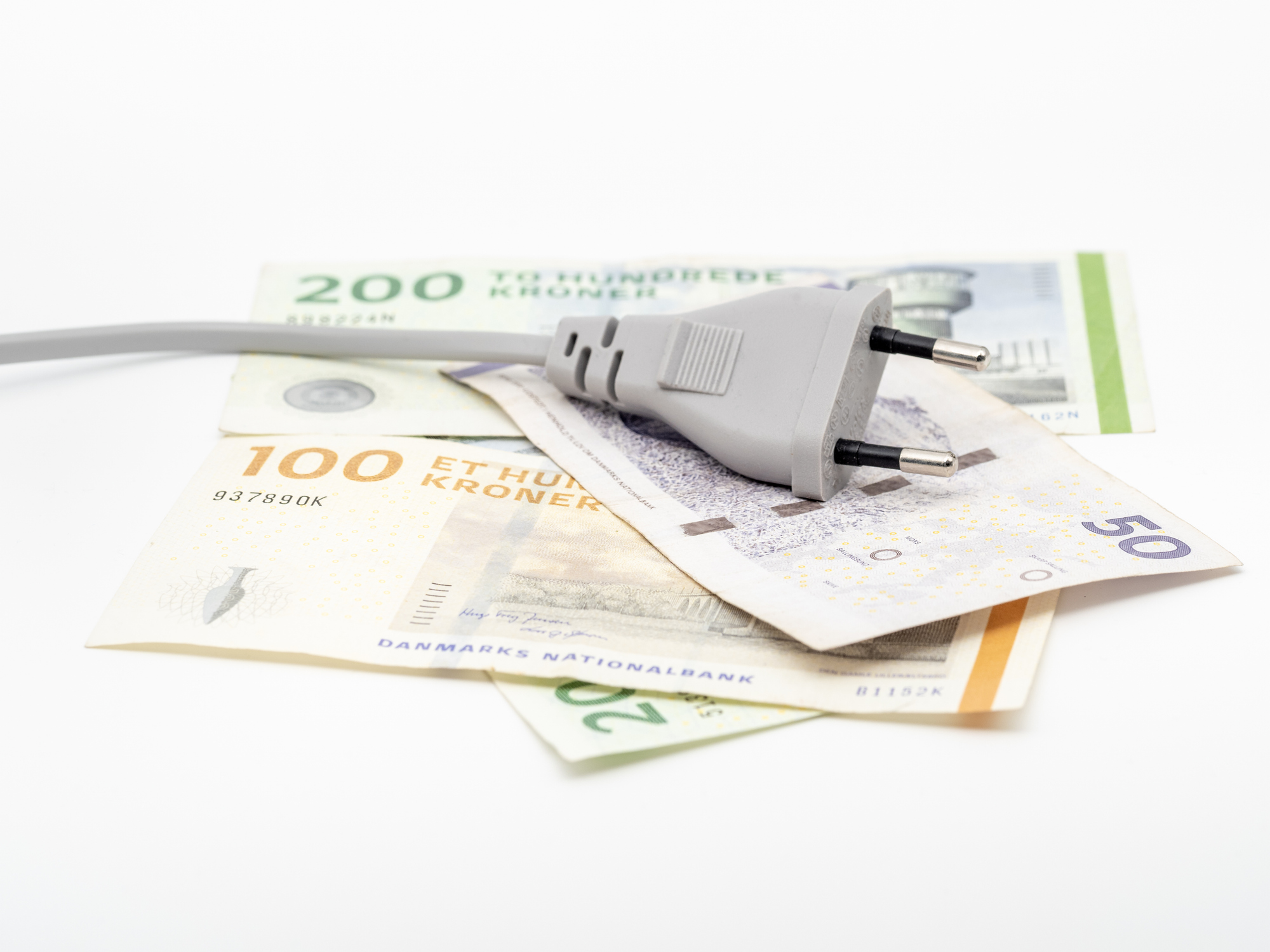 Elstik og ledning placeret på danske pengesedler i valører på 50, 100 og 200 kroner, der illustrerer elpriser og privatøkonomi i Danmark.