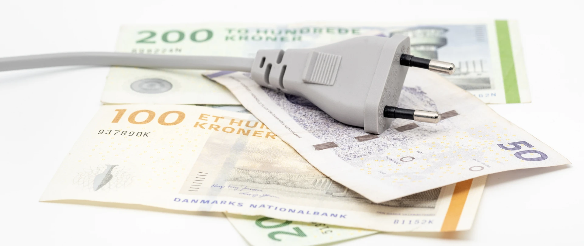 Elstik og ledning placeret på danske pengesedler i valører på 50, 100 og 200 kroner, der illustrerer elpriser og privatøkonomi i Danmark.