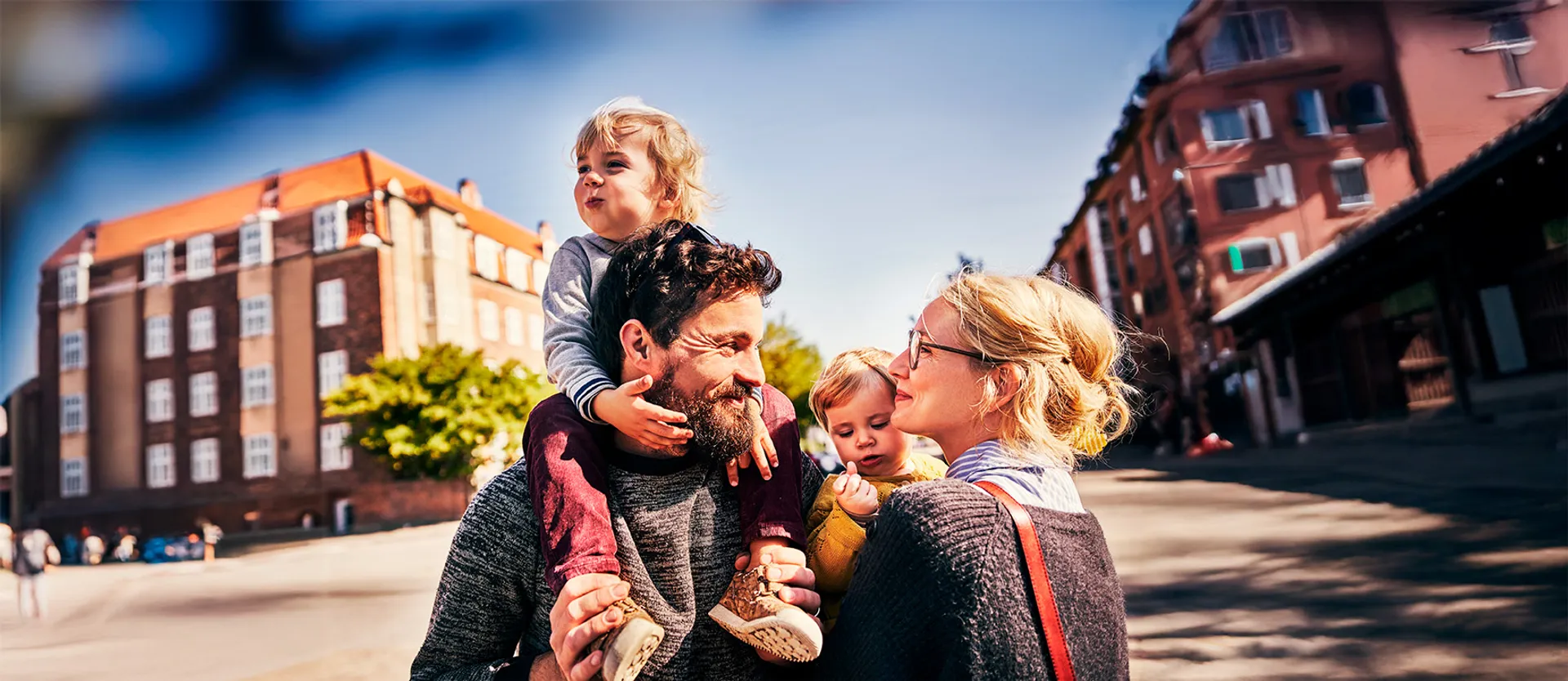 Smilende børnefamilie