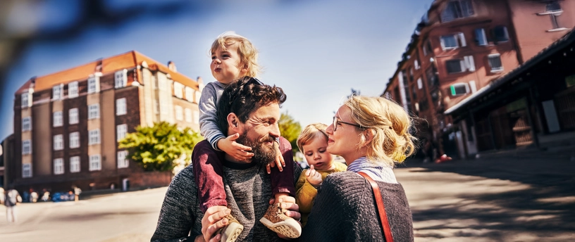 Familie kigger kærligt på hinanden
