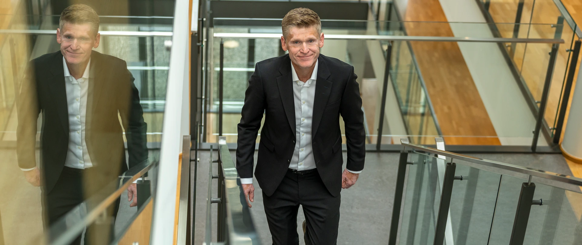 Jes Asmussen på trappen i hovedsædet.