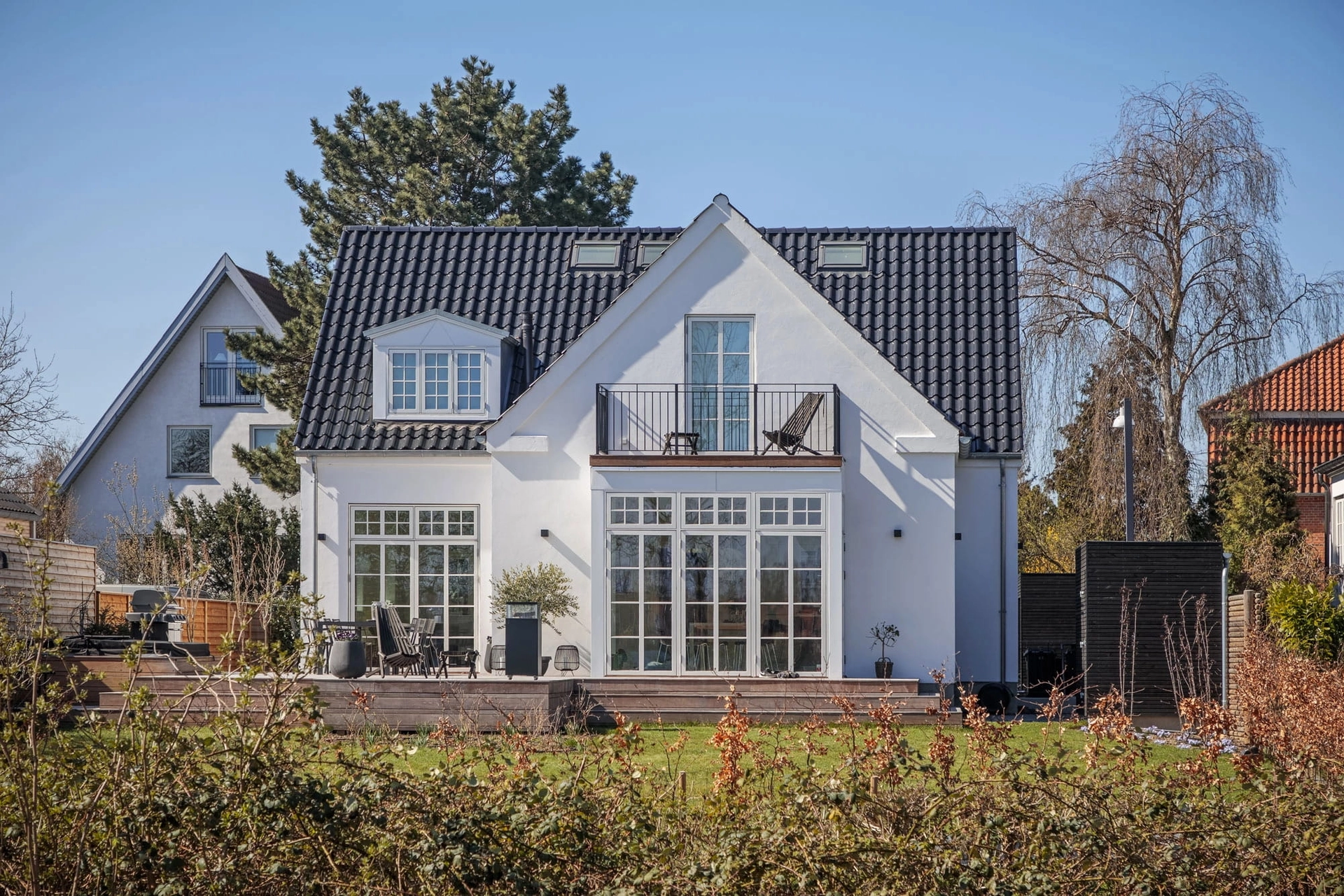 Hvid villa set fra haven