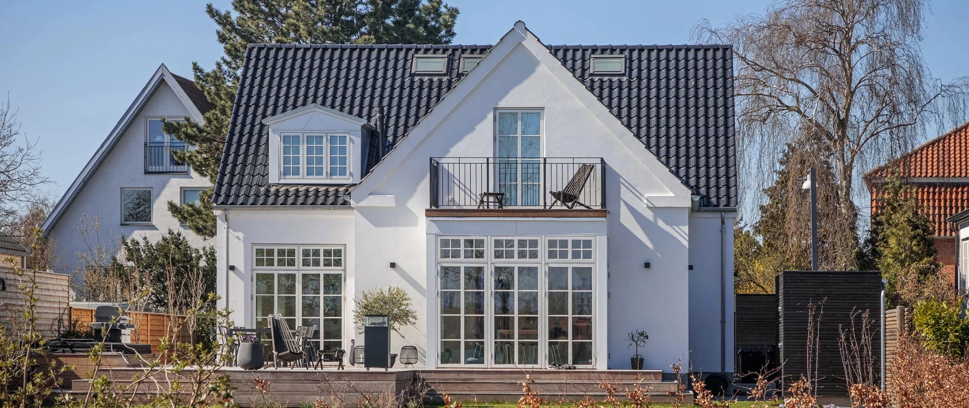 Hvid villa set fra haven