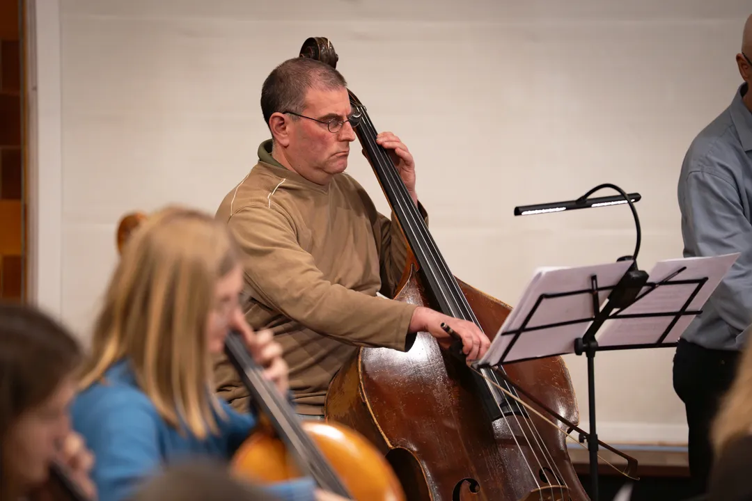 2026_Talent Holbæk_Komponist August_Mand spiller cello